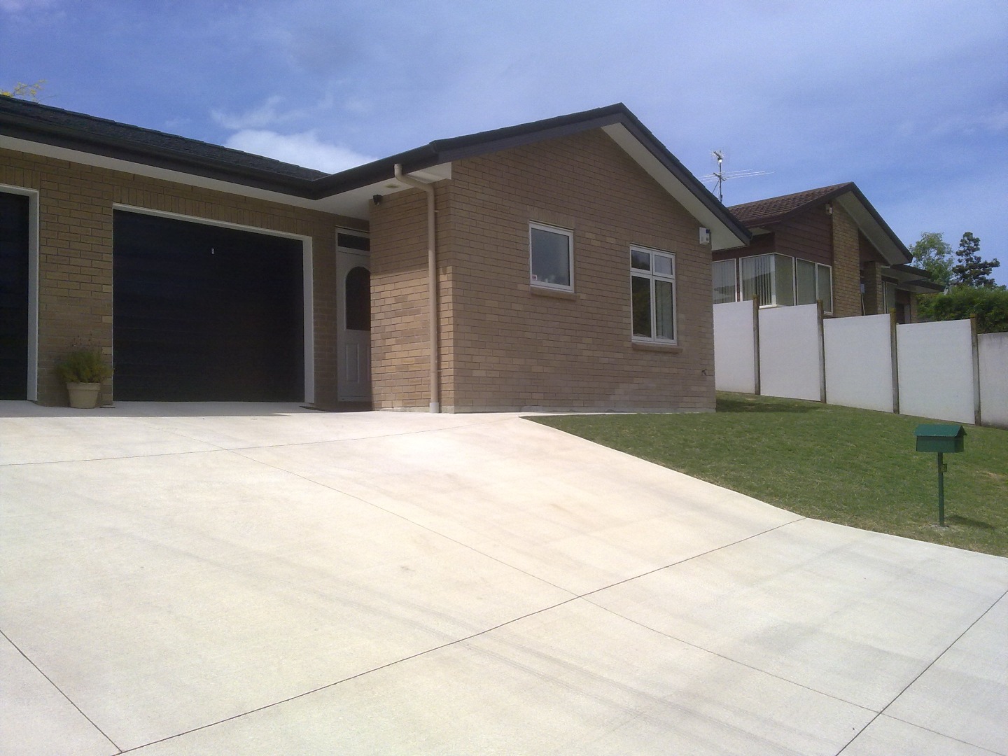 Single-story, two-bedroom attached quality townhouse in a nice, private cul-de-sac in Pakuranga